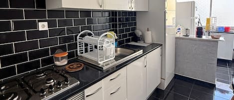 Refrigerador, microondas, horno y cafetera y tetera