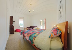 4 bedrooms, desk, iron/ironing board, free WiFi