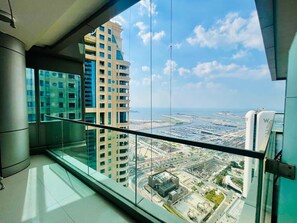 Property grounds - Spacious apartment with fitness room and WiFi in beautiful Dubai (Dubai)