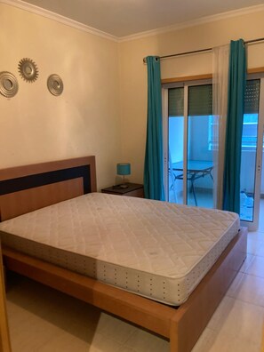 1 chambre, fer et planche à repasser, draps fournis