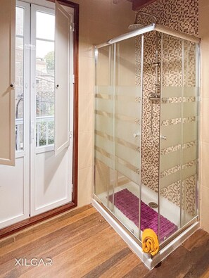 Ducha, secador de pelo, toallas y jabón