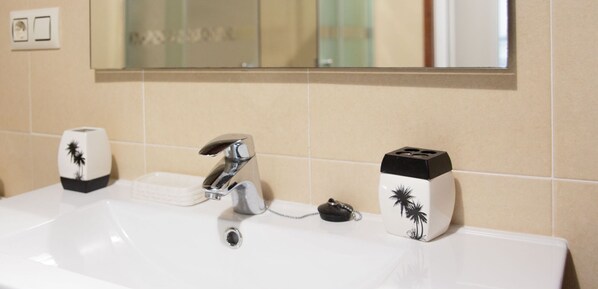 Ducha, secador de pelo, toallas y jabón