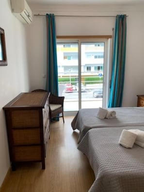 1 chambre, fer et planche à repasser, draps fournis
