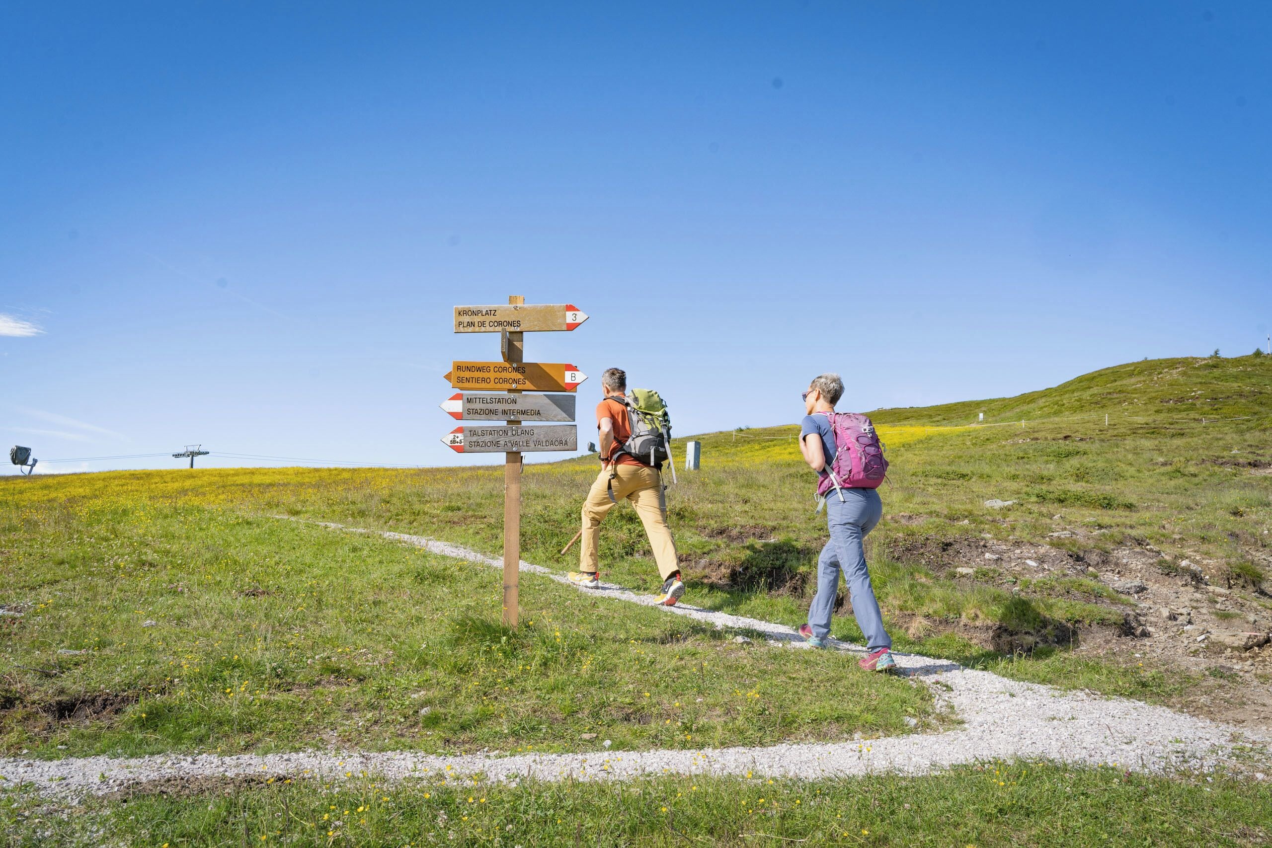 Un panneau indicateur doté de nombreuses flèches directionnelles et d’inscriptions, indiquant différentes destinations.