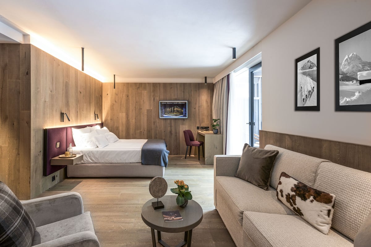 Junior Suite | 2 bedrooms, in-room safe, desk, soundproofing