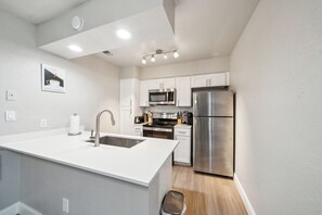 Réfrigérateur, four à micro-ondes, un four, surface de cuisson