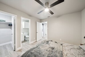 2 Schlafzimmer, Schreibtisch, Bügeleisen/Bügelbrett, Reisekinderbett