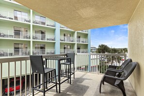 Condo có thiết kế đặc trưng, 2 phòng ngủ, không hút thuốc, bếp | Ban công