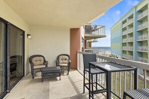 Signature Condo, 2 Bedrooms, Non Smoking, Kitchen | Balcony