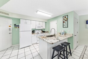 Signature Condo, 2 Bedrooms, Non Smoking, Kitchen | Private kitchen | Fridge, microwave, oven, stovetop