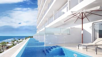 5 albercas al aire libre, sombrillas en la alberca y camastros