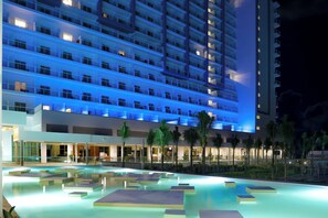 6 bars/lounges, 2 swim-up bars - Hotel Riu Ventura - All Inclusive (Cancun)
