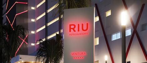 A hotel sign with "RIU HOTELS & RESORTS" and "VENTURA" written on it.