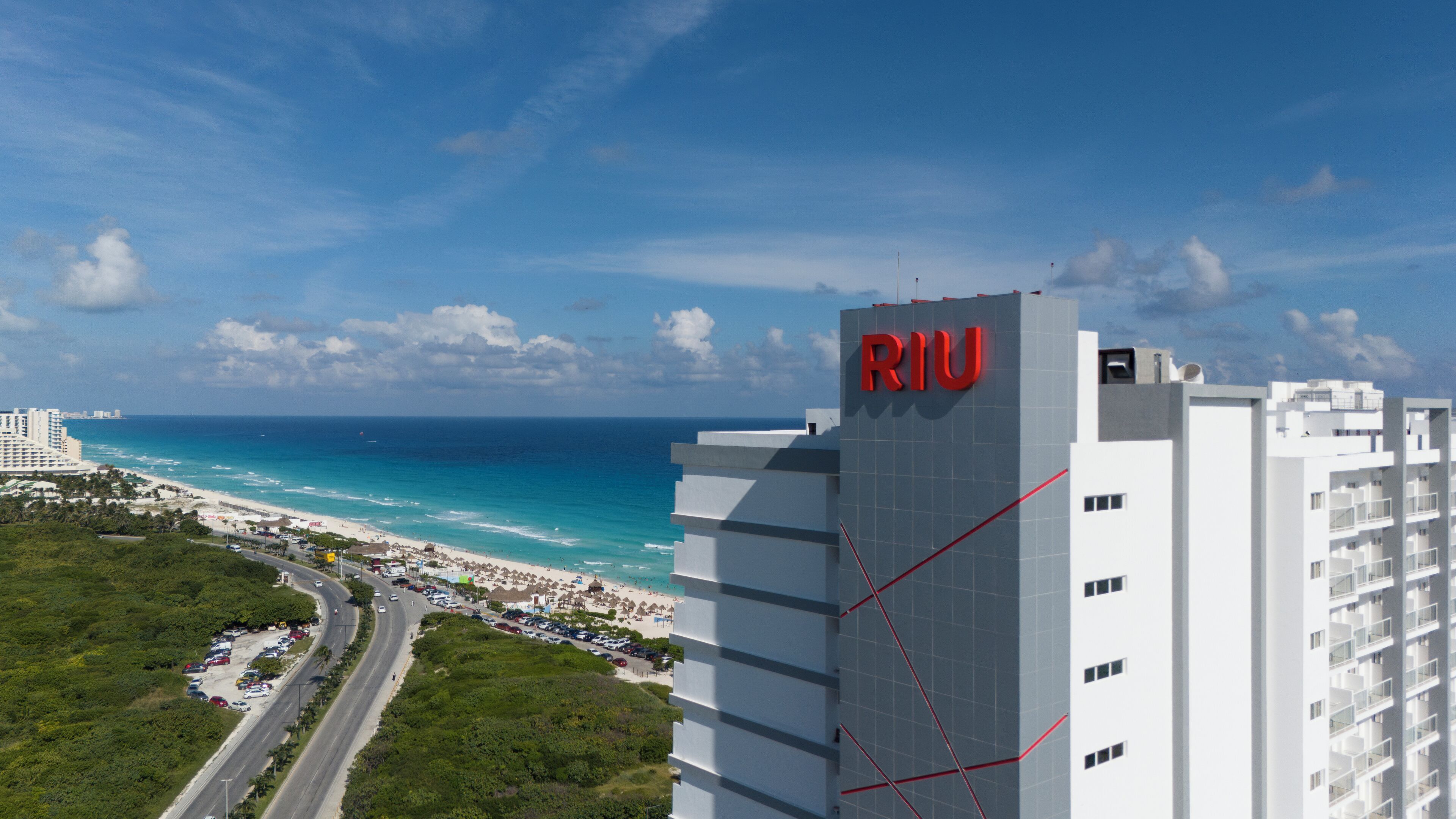 Hotel amb un destacat rètol de 'RIU', ubicació a primera línia de platja i vistes a l'oceà.