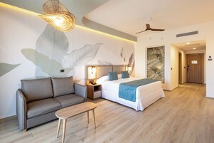 Minibar, caja de seguridad en la habitaciĂłn y decoraciĂłn personalizada