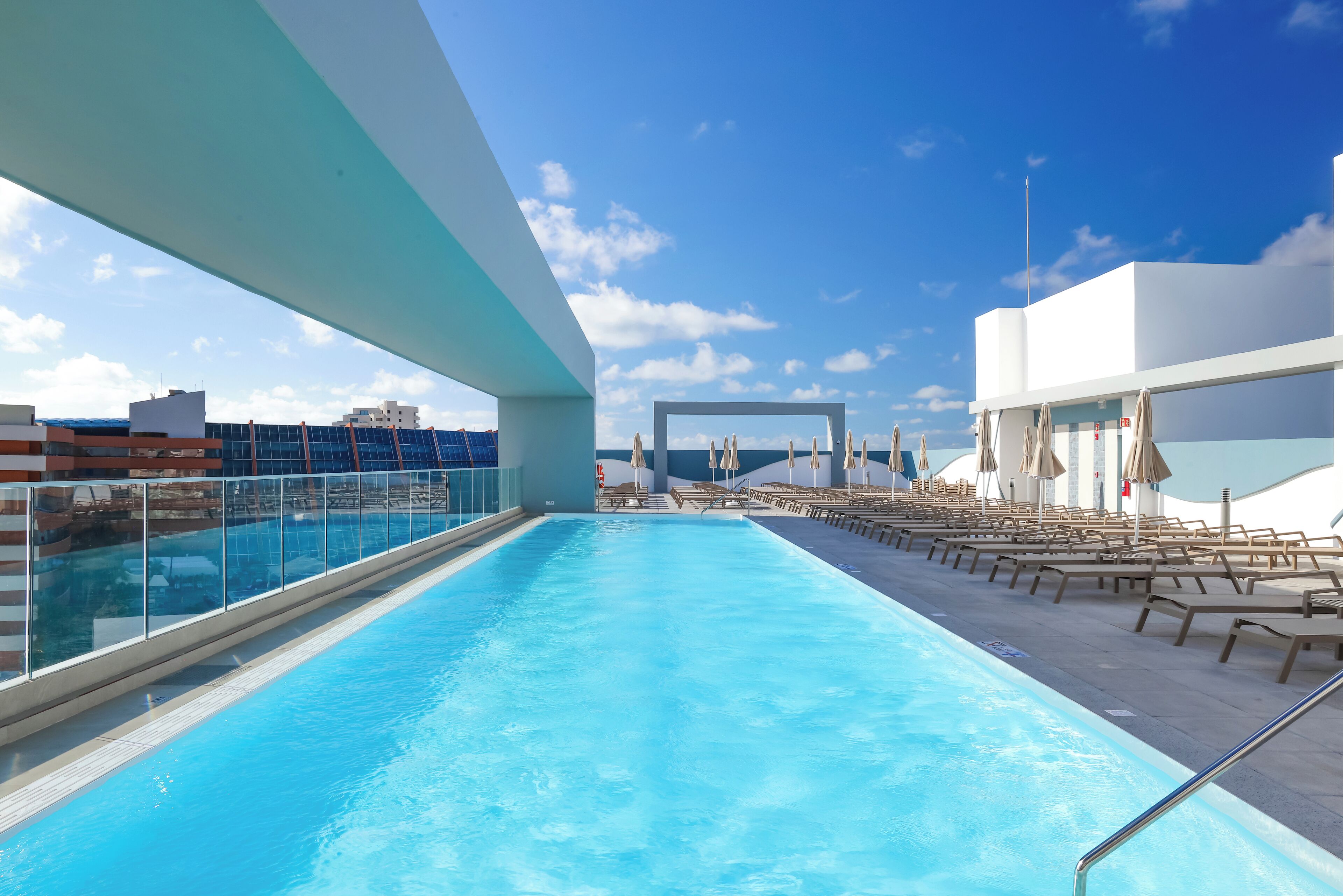 6 室外游泳池，池畔遮阳伞，日光浴躺椅