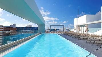 6 outdoor pools, pool umbrellas, sun loungers