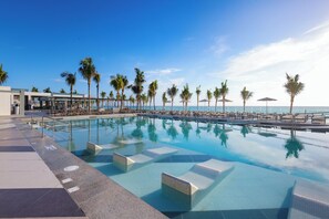 6 outdoor pools, pool umbrellas, sun loungers - Hotel Riu Ventura - All Inclusive (Cancun)