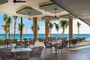 Bar junto a la piscina