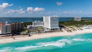 A coastal hotel with multiple buildings, a beach, and a view of the ocean. - Hotel Riu Ventura - All Inclusive (Cancun)