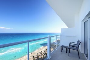 Terrace/patio - Hotel Riu Ventura - All Inclusive (Cancun)