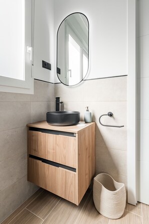 Shower, free toiletries, hair dryer, towels - Arturo Soria Stays by Charming (Madrid)