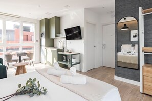 Frigorífic, microones, placa de cuina i torradora