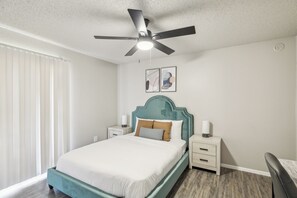 2 slaapkamers, een bureau, een strijkplank/strijkijzer, reisbedje