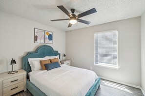 2 Schlafzimmer, Schreibtisch, Bügeleisen/Bügelbrett, Reisekinderbett