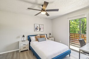 2 makuuhuonetta, työpöytä, silitysrauta/-lauta, vauvan matkasänky