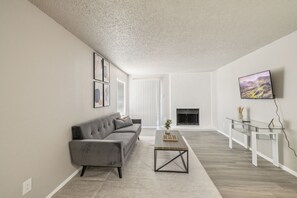 Smart TV, offices - The Landry 277| Spacious and Cozy 2 Bedroom 1bth (Arlington)