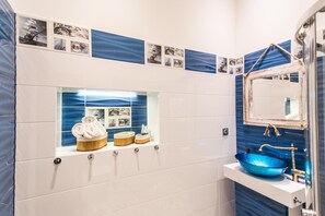 Apartment, Multiple Beds, Kitchen | Bathroom