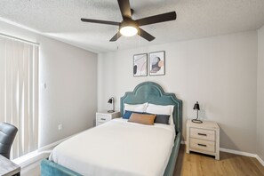 2 makuuhuonetta, työpöytä, silitysrauta/-lauta, vauvan matkasänky