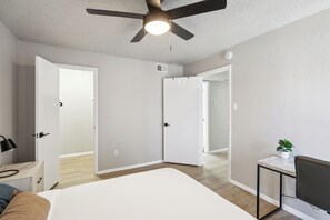 2 bedrooms, desk, iron/ironing board, travel cot - The Landry 280 | Spacious and Cozy 2 Bedroom 1bth (Arlington)