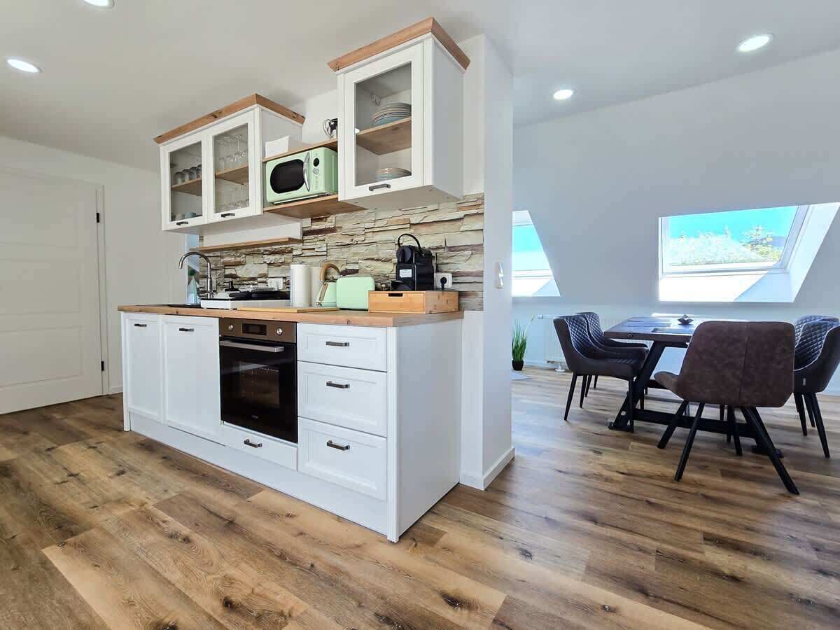 Wasserkocher mit Kaffee-/Teezubehör, Kühlschrank, Mikrowelle, Ofen