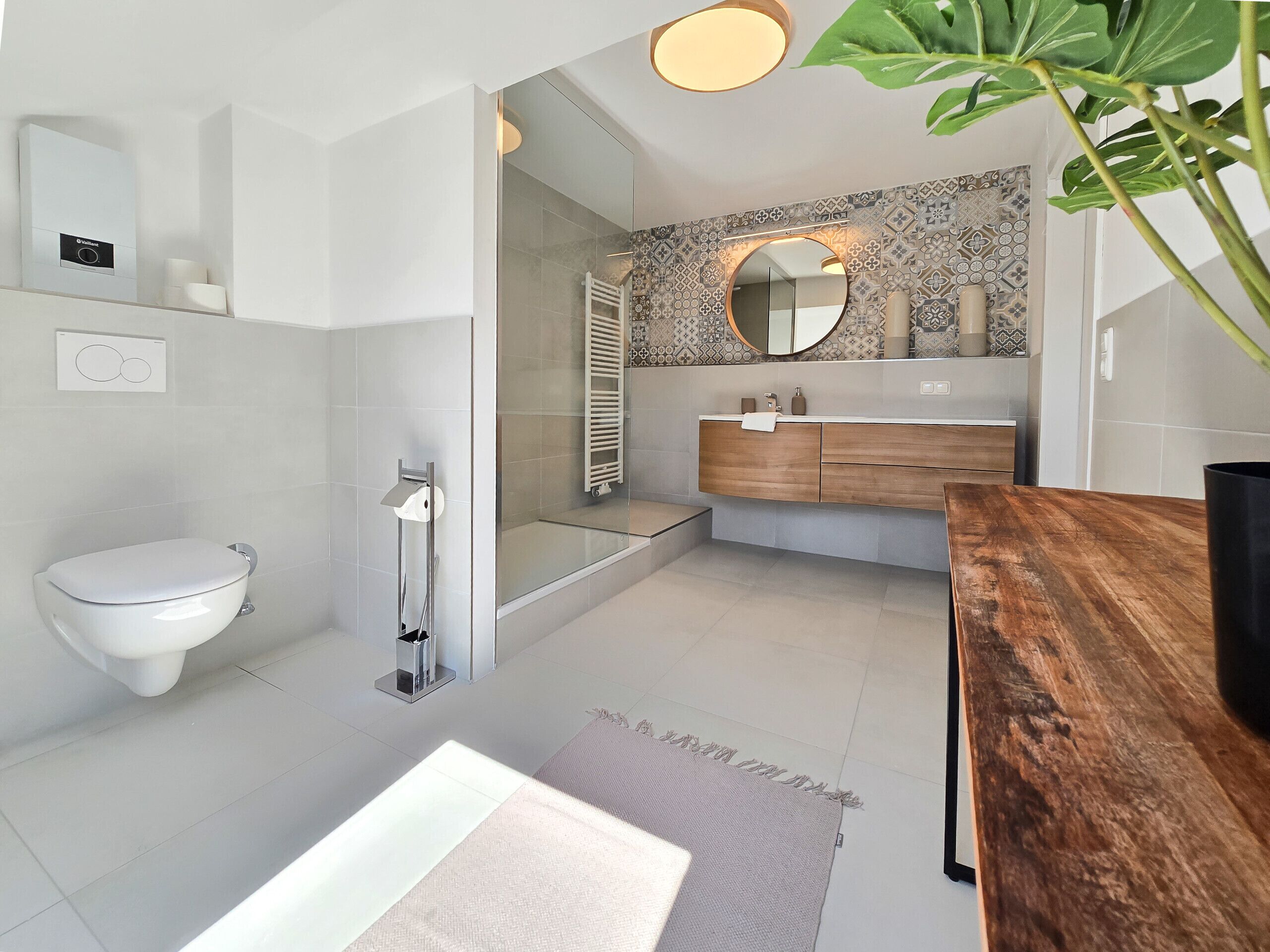 Dusche, Haartrockner, Handtücher, Toilettenpapier