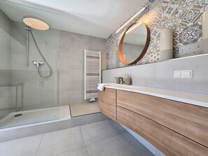 Shower, hair dryer, towels, toilet paper - Alpha Apartments: Central Charm, Skylight Comfort (Dortmund)