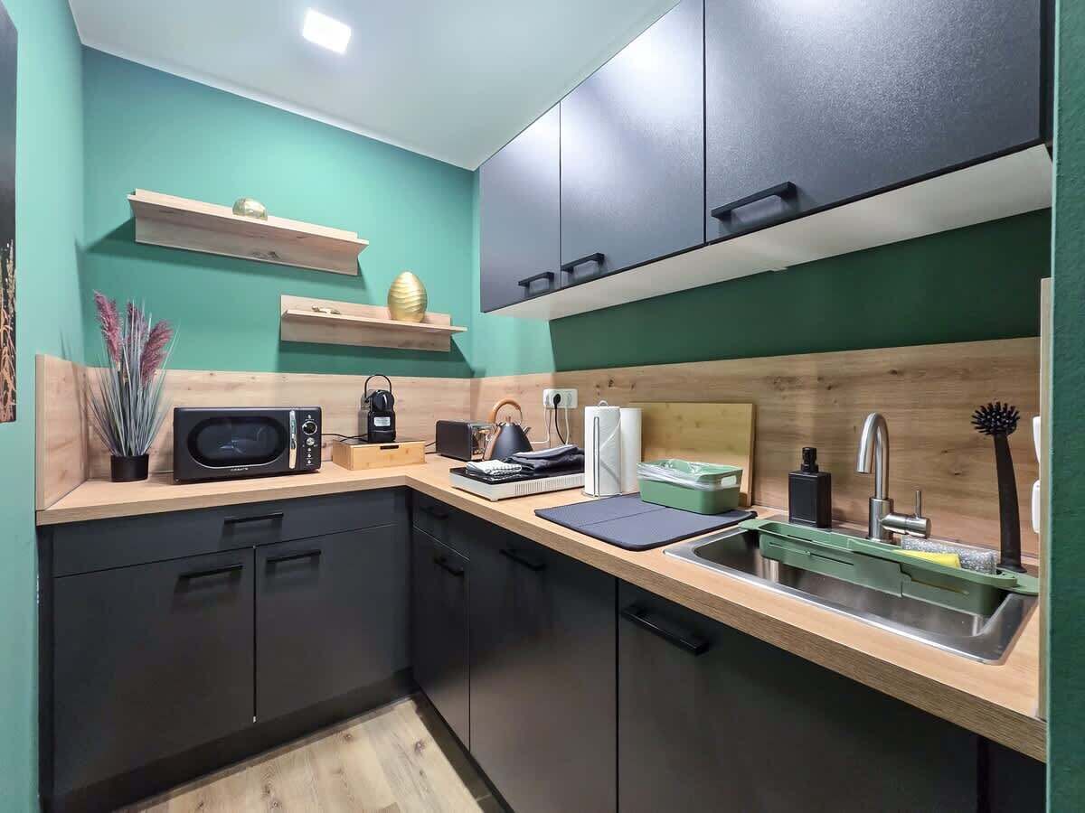 Kühlschrank, Mikrowelle, Herdplatte, Geschirrspüler