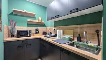 Kühlschrank, Mikrowelle, Herdplatte, Geschirrspüler