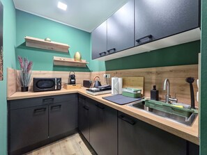 Kühlschrank, Mikrowelle, Herdplatte, Geschirrspüler