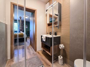 Shower, hair dryer, towels, toilet paper - Alpha Apartments: Green Design Studio for 2P (Dortmund)