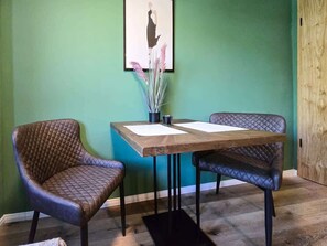 Dining - Alpha Apartments: Green Design Studio for 2P (Dortmund)