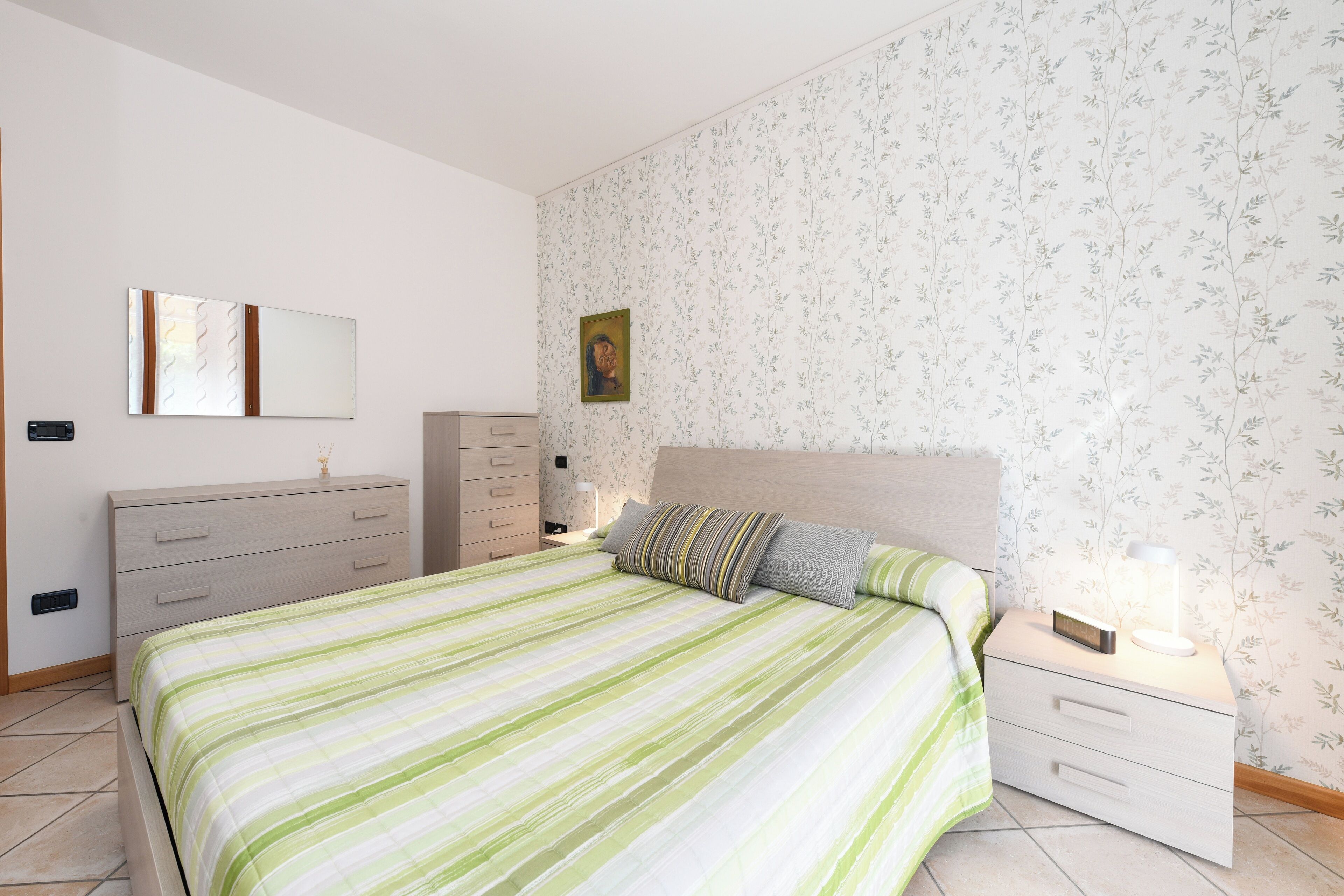 1 chambre, coffre-fort, fer et planche à repasser, lit de bébé portatif