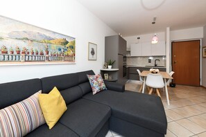 Smart TV, books - Garda Tulipano quiet two-room apartment with swimming pool (Lombardia)