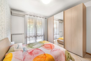 1 quarto, cofres nos quartos, ferros/tábuas de passar roupa