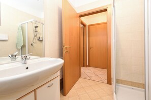 Douche, sèche-cheveux, bidet, serviettes fournies