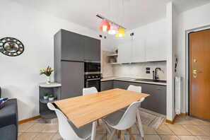 Køleskab, mikrobølgeovn, ovn, kogeplade