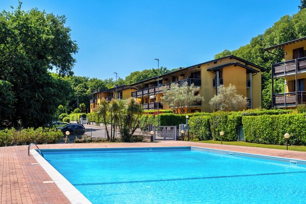 Outdoor pool - Garda Tulipano quiet two-room apartment with swimming pool (Lombardia)