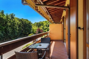 Outdoor dining - Garda Tulipano quiet two-room apartment with swimming pool (Lombardia)