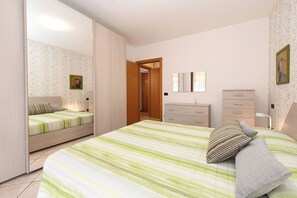 1 bedroom, in-room safe, iron/ironing board, travel cot